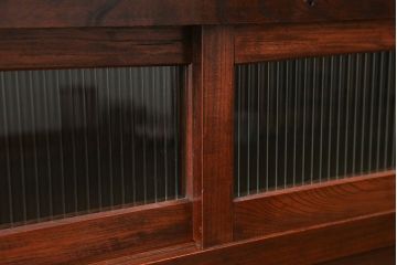 アンティーク家具　古民具・骨董 前面欅材の大振りな脚付きモールガラス収納棚(サイドボード)