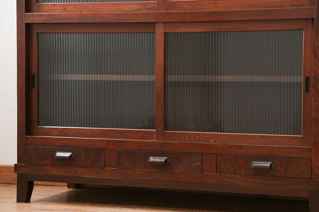 アンティーク家具　古民具・骨董 前面欅材の大振りな脚付きモールガラス収納棚(サイドボード)