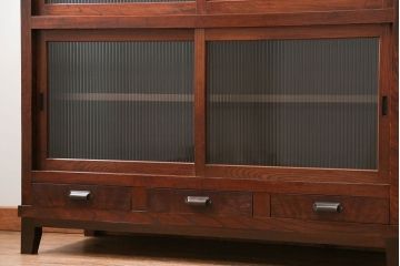 アンティーク家具　古民具・骨董 前面欅材の大振りな脚付きモールガラス収納棚(サイドボード)