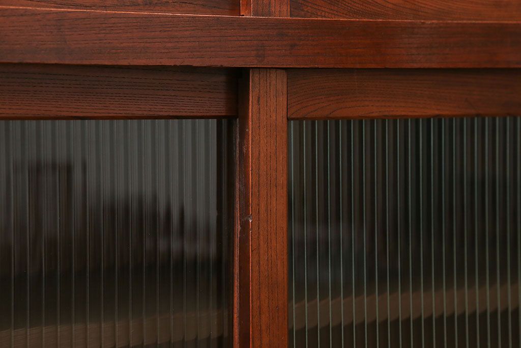 アンティーク家具　古民具・骨董 前面欅材の大振りな脚付きモールガラス収納棚(サイドボード)