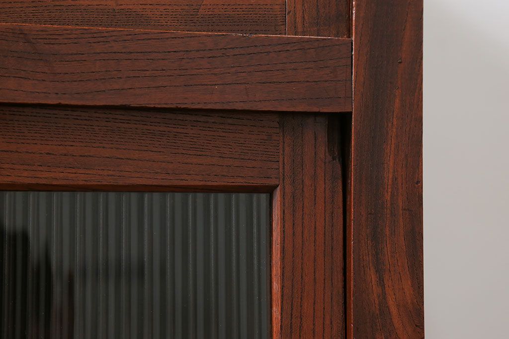 アンティーク家具　古民具・骨董 前面欅材の大振りな脚付きモールガラス収納棚(サイドボード)