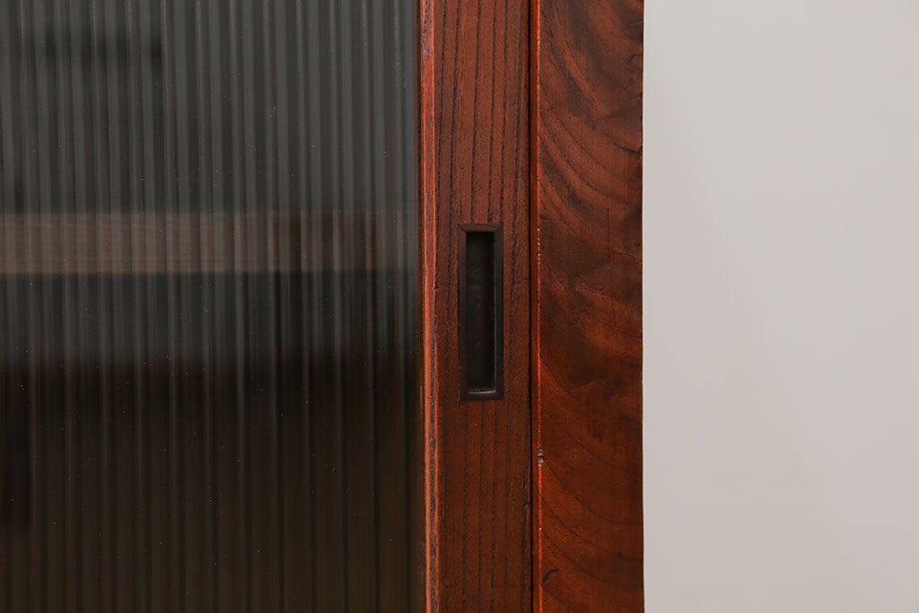 アンティーク家具　古民具・骨董 前面欅材の大振りな脚付きモールガラス収納棚(サイドボード)