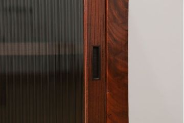 アンティーク家具　古民具・骨董 前面欅材の大振りな脚付きモールガラス収納棚(サイドボード)