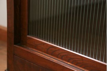 アンティーク家具　古民具・骨董 前面欅材の大振りな脚付きモールガラス収納棚(サイドボード)