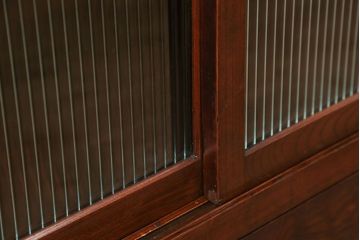 アンティーク家具　古民具・骨董 前面欅材の大振りな脚付きモールガラス収納棚(サイドボード)