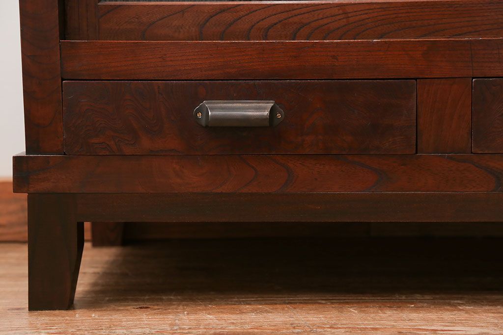 アンティーク家具　古民具・骨董 前面欅材の大振りな脚付きモールガラス収納棚(サイドボード)