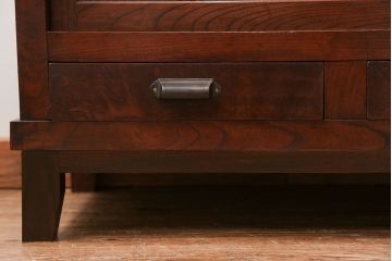 アンティーク家具　古民具・骨董 前面欅材の大振りな脚付きモールガラス収納棚(サイドボード)