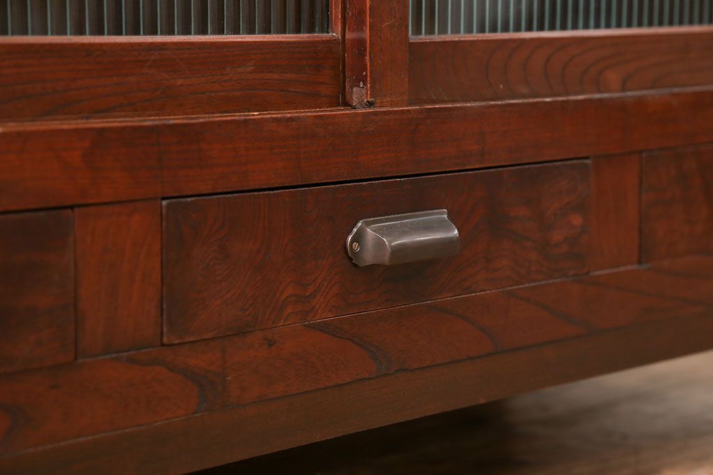 アンティーク家具　古民具・骨董 前面欅材の大振りな脚付きモールガラス収納棚(サイドボード)