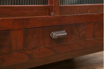 アンティーク家具　古民具・骨董 前面欅材の大振りな脚付きモールガラス収納棚(サイドボード)