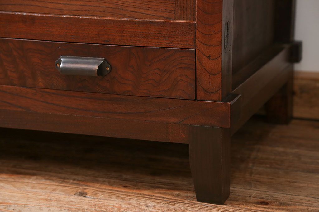 アンティーク家具　古民具・骨董 前面欅材の大振りな脚付きモールガラス収納棚(サイドボード)