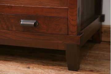 アンティーク家具　古民具・骨董 前面欅材の大振りな脚付きモールガラス収納棚(サイドボード)