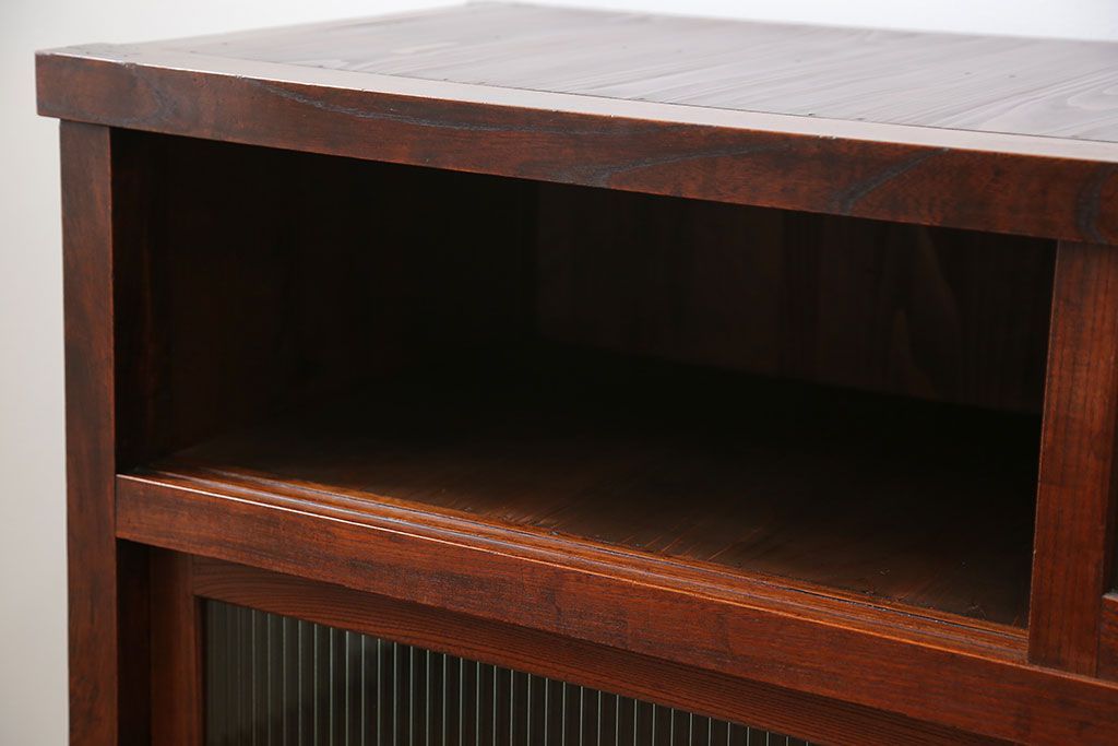 アンティーク家具　古民具・骨董 前面欅材の大振りな脚付きモールガラス収納棚(サイドボード)