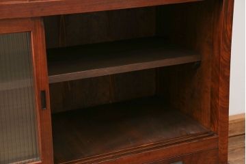 アンティーク家具　古民具・骨董 前面欅材の大振りな脚付きモールガラス収納棚(サイドボード)