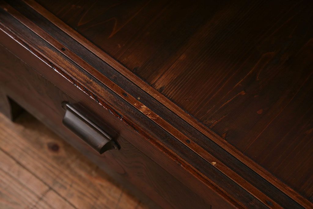 アンティーク家具　古民具・骨董 前面欅材の大振りな脚付きモールガラス収納棚(サイドボード)