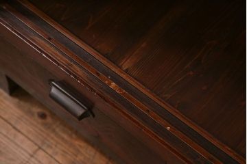 アンティーク家具　古民具・骨董 前面欅材の大振りな脚付きモールガラス収納棚(サイドボード)