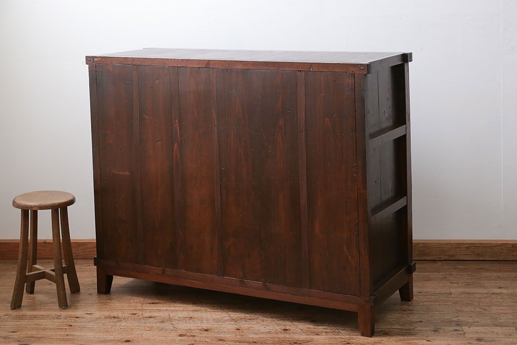 アンティーク家具　古民具・骨董 前面欅材の大振りな脚付きモールガラス収納棚(サイドボード)