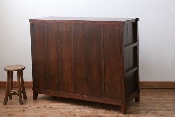 アンティーク家具　古民具・骨董 前面欅材の大振りな脚付きモールガラス収納棚(サイドボード)