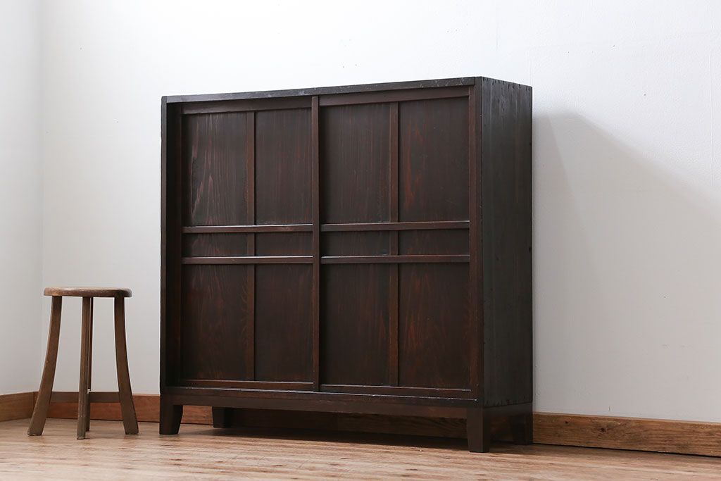 アンティーク家具　古民具・骨董 簡素な作りの脚付き収納棚(本棚)