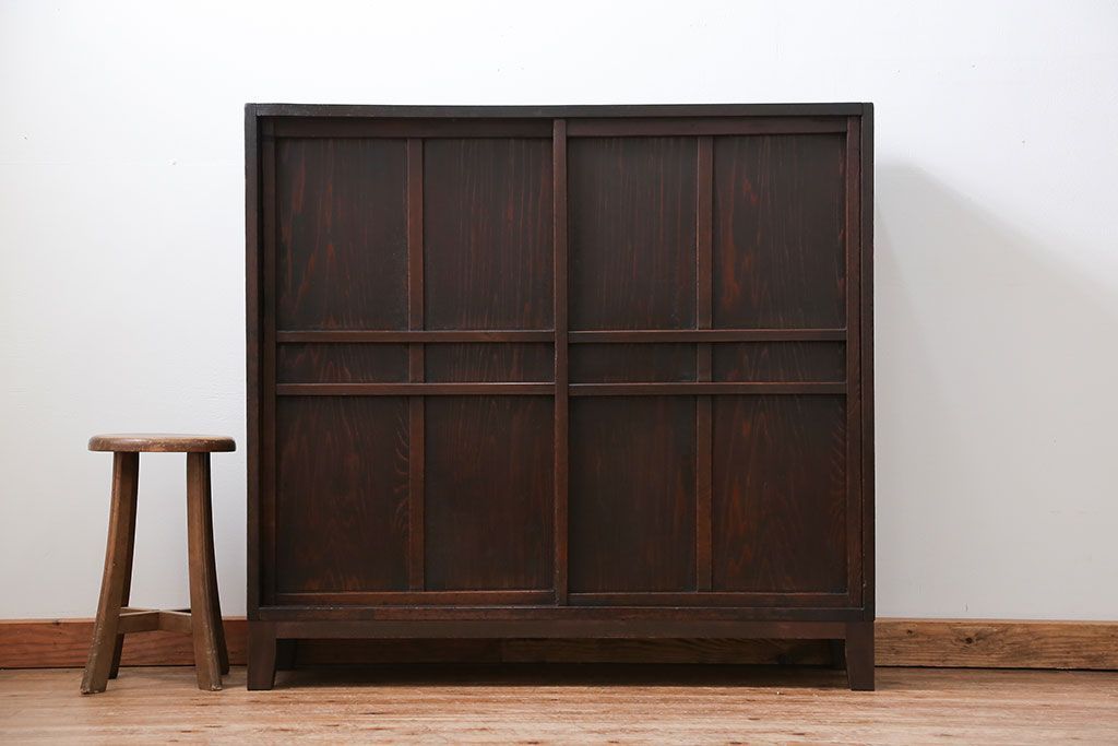 アンティーク家具　古民具・骨董 簡素な作りの脚付き収納棚(本棚)