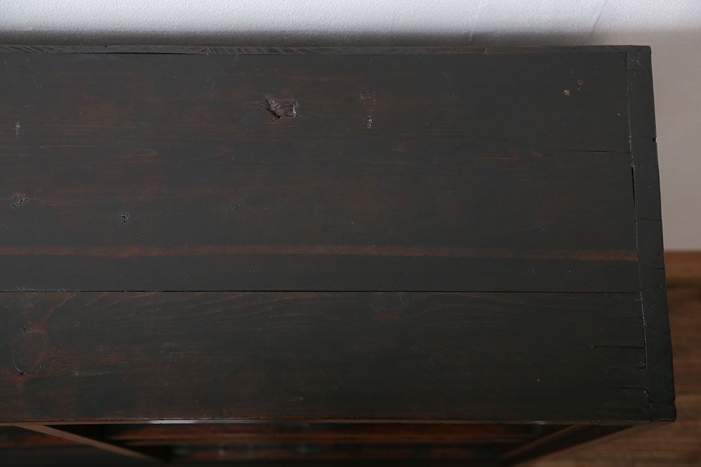 アンティーク家具　古民具・骨董 簡素な作りの脚付き収納棚(本棚)