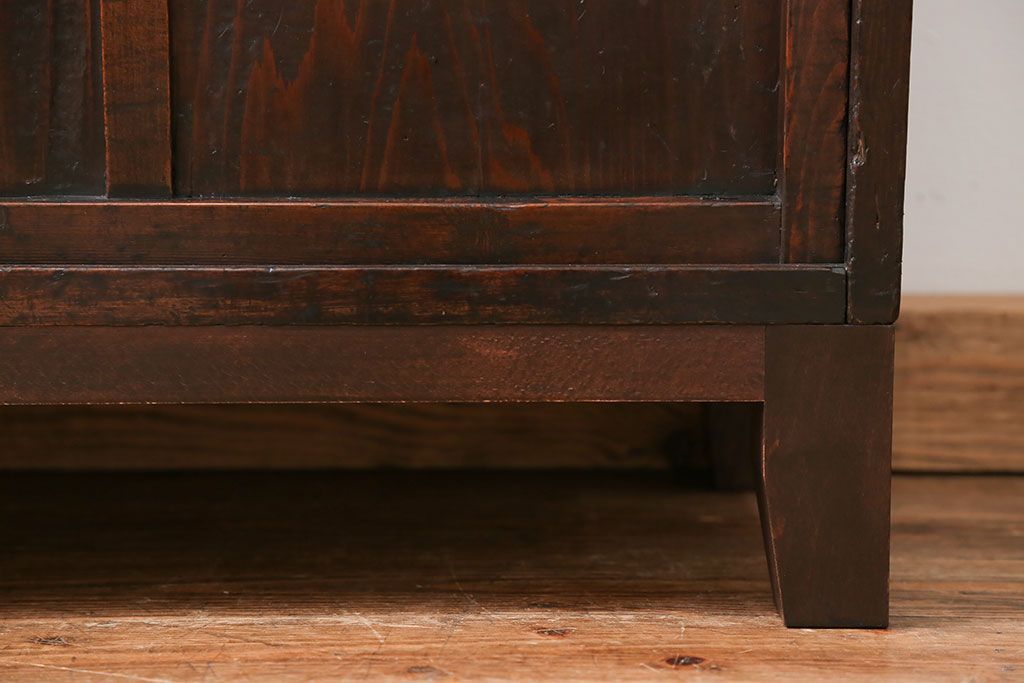 アンティーク家具　古民具・骨董 簡素な作りの脚付き収納棚(本棚)