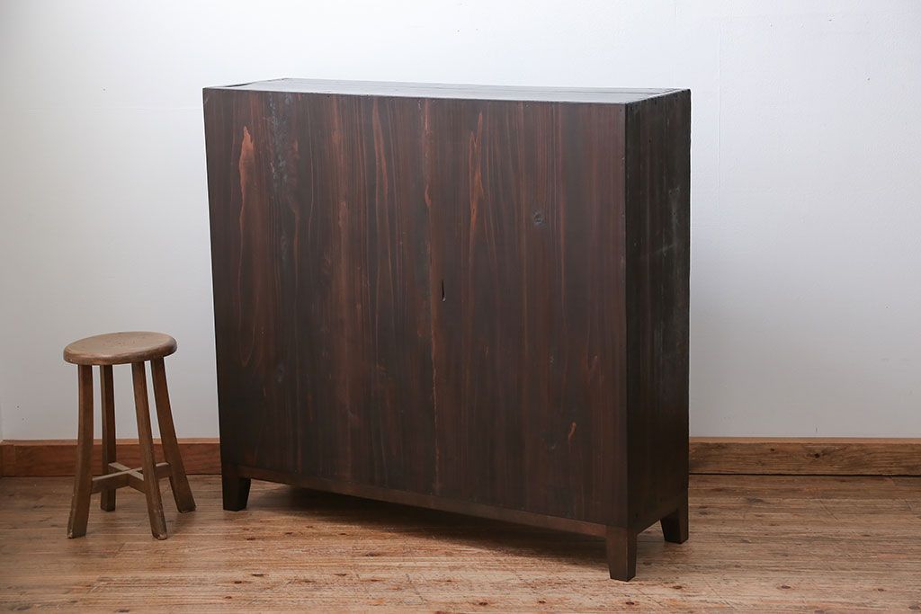 アンティーク家具　古民具・骨董 簡素な作りの脚付き収納棚(本棚)