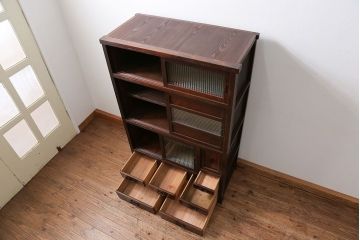 アンティーク家具　アンティーク 古い木のモールガラス食器棚(収納棚、茶箪笥)