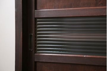 アンティーク家具　アンティーク 古い木のモールガラス食器棚(収納棚、茶箪笥)