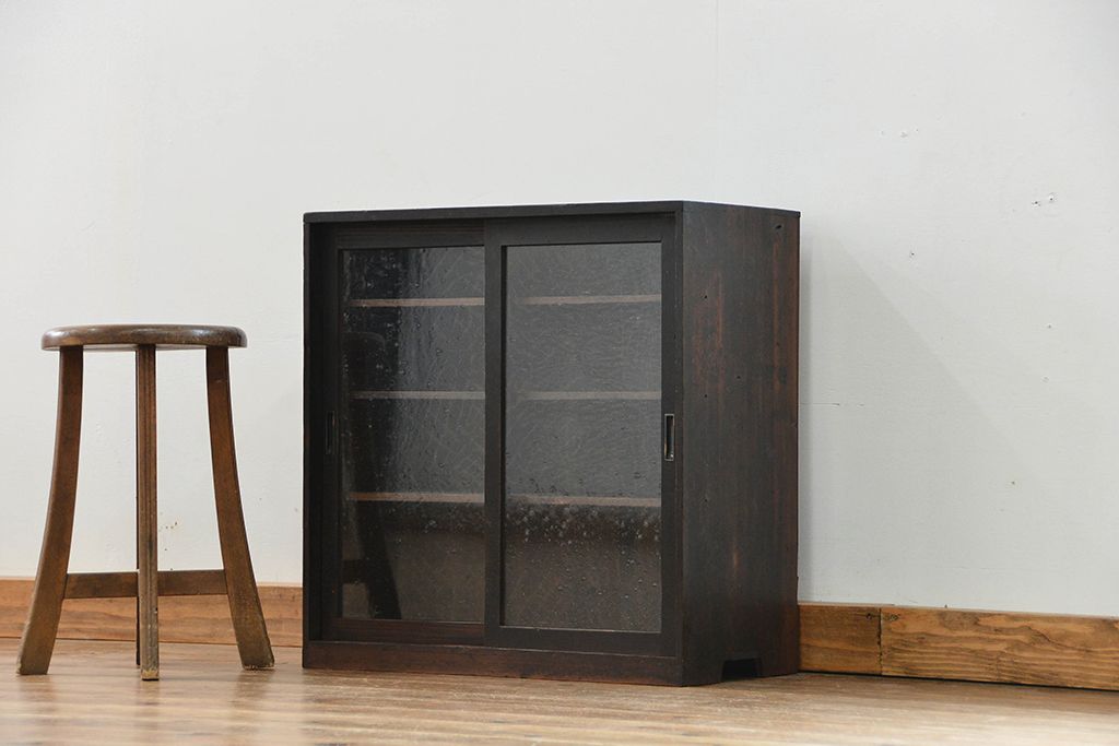 アンティーク家具　アンティーク 気泡ガラス入りの小さな収納棚