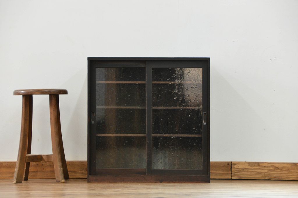 アンティーク家具　アンティーク 気泡ガラス入りの小さな収納棚