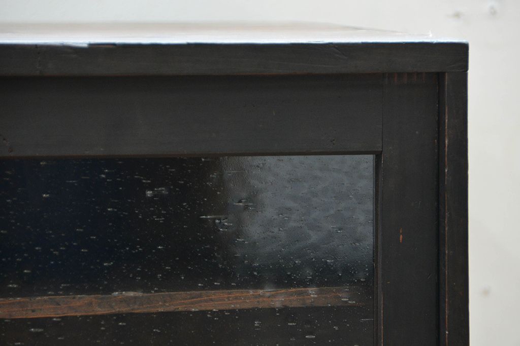 アンティーク家具　アンティーク 気泡ガラス入りの小さな収納棚