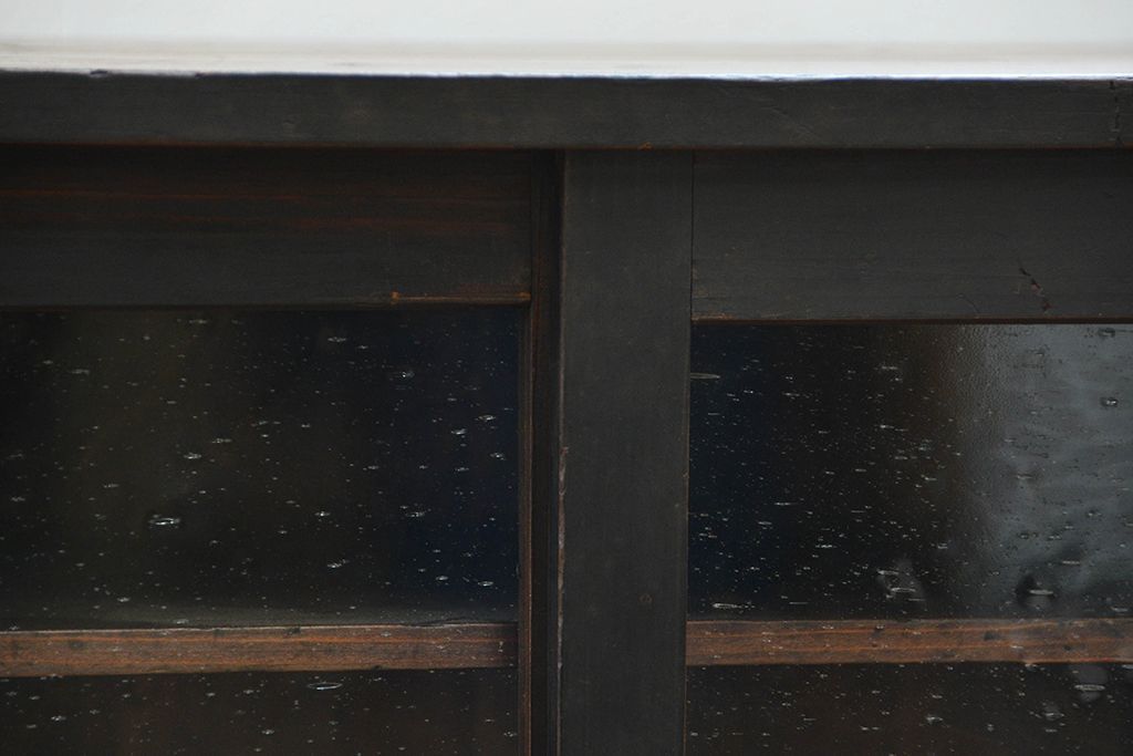 アンティーク家具　アンティーク 気泡ガラス入りの小さな収納棚