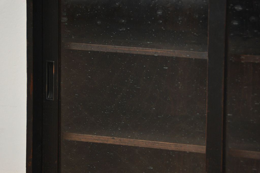 アンティーク家具　アンティーク 気泡ガラス入りの小さな収納棚