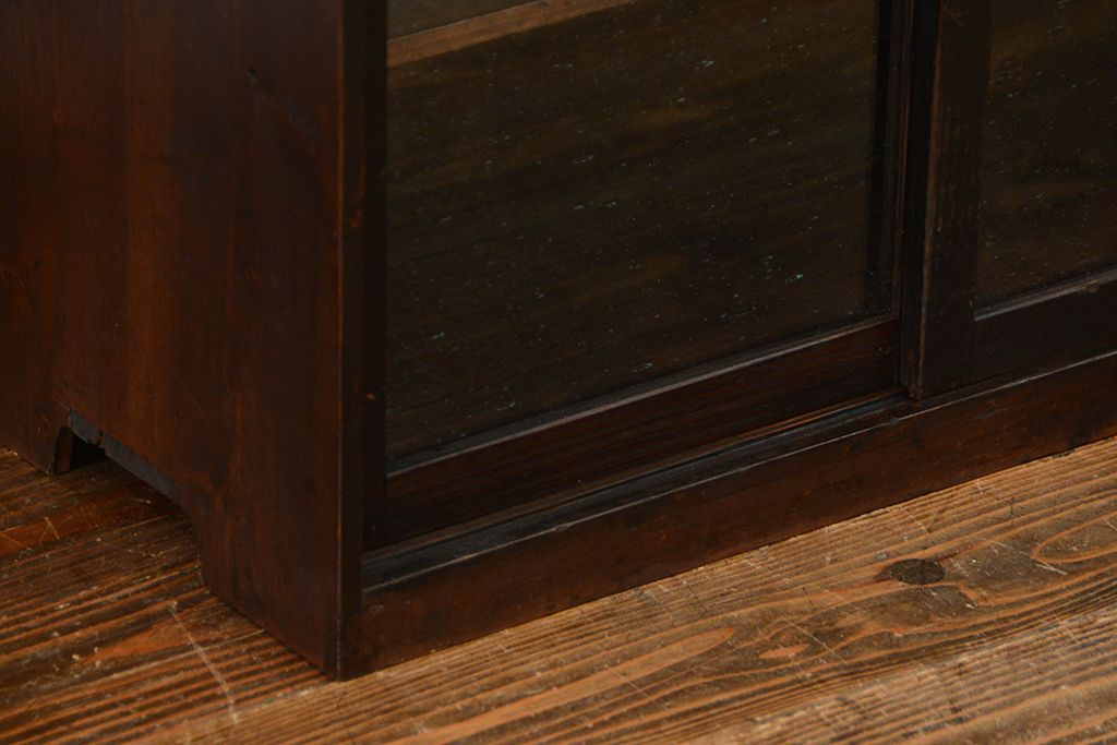 アンティーク家具　アンティーク 気泡ガラス入りの小さな収納棚