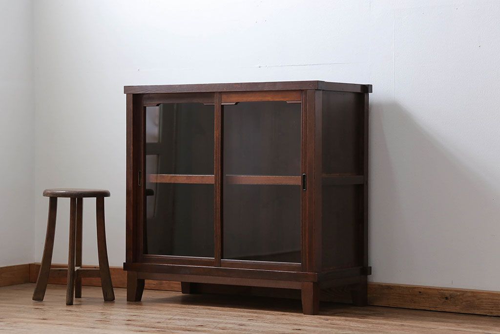 レトロ家具　昭和レトロ 古い木のシンプルな脚付き収納棚(ガラスケース、戸棚)