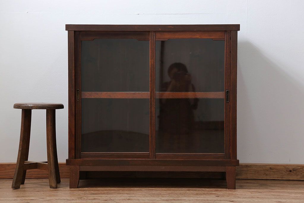 レトロ家具　昭和レトロ 古い木のシンプルな脚付き収納棚(ガラスケース、戸棚)