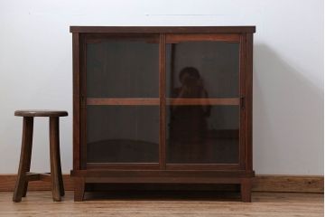 レトロ家具　昭和レトロ 古い木のシンプルな脚付き収納棚(ガラスケース、戸棚)