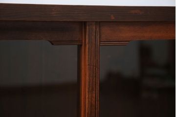 レトロ家具　昭和レトロ 古い木のシンプルな脚付き収納棚(ガラスケース、戸棚)