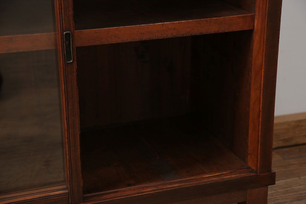レトロ家具　昭和レトロ 古い木のシンプルな脚付き収納棚(ガラスケース、戸棚)