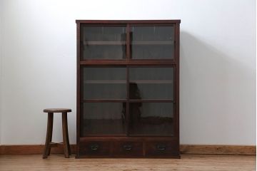 アンティーク家具　アンティーク 薄型ガラス収納棚(飾り棚、食器棚)