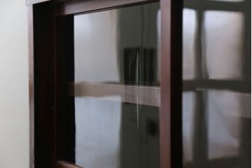 アンティーク家具　アンティーク 薄型ガラス収納棚(飾り棚、食器棚)