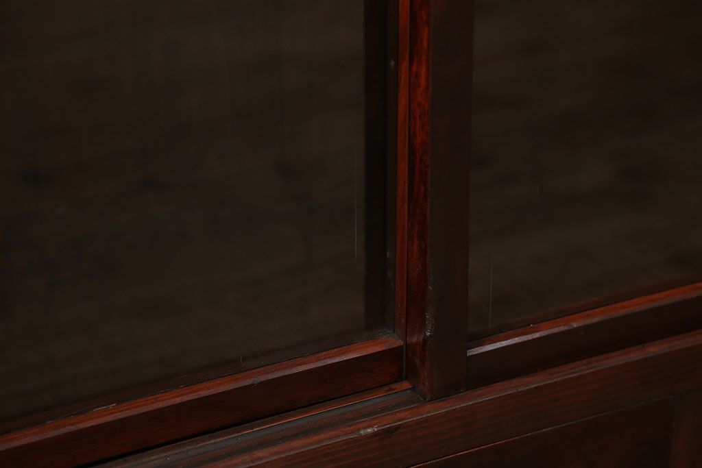 アンティーク家具　アンティーク 薄型ガラス収納棚(飾り棚、食器棚)