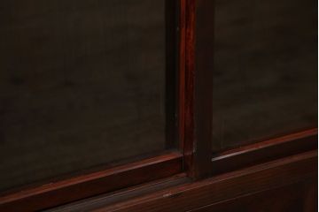 アンティーク家具　アンティーク 薄型ガラス収納棚(飾り棚、食器棚)