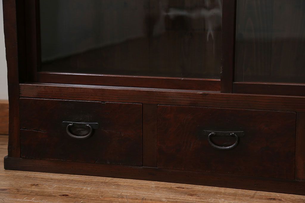 アンティーク家具　アンティーク 薄型ガラス収納棚(飾り棚、食器棚)