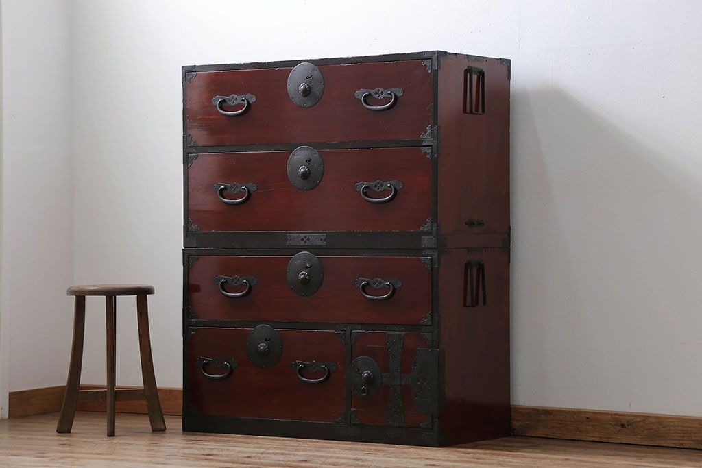 アンティーク家具　古民具・骨董 漆のキレイな二段重ね時代箪笥