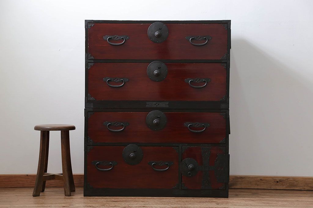 アンティーク家具　古民具・骨董 漆のキレイな二段重ね時代箪笥