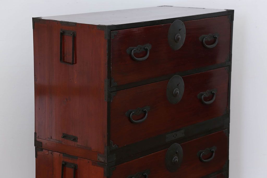 アンティーク家具　古民具・骨董 漆のキレイな二段重ね時代箪笥