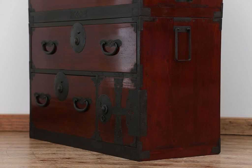 アンティーク家具　古民具・骨董 漆のキレイな二段重ね時代箪笥