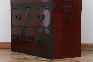 アンティーク家具　古民具・骨董 漆のキレイな二段重ね時代箪笥