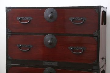 アンティーク家具　古民具・骨董 漆のキレイな二段重ね時代箪笥